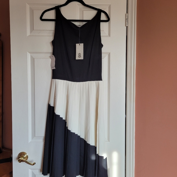 Saks Fifth  Avenue(  Runway dress) - Picture 1 of 8